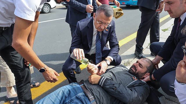 Cumhurbaşkanı Yardımcısı Fuat Oktay, konvoyu durdurup makam aracından inerek, yaralı sürücüyle ilgilendi.