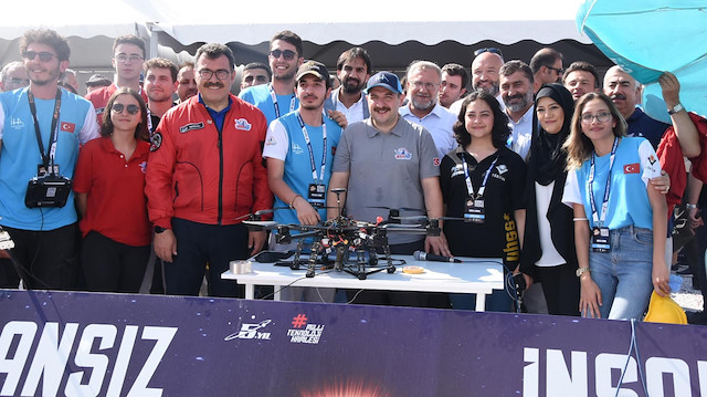 Bakan Varank, TEKNOFEST kapsamında bu yıl Kütahya’da 2'ncisi düzenlenen Uluslararası Serbest Görev İnsansız Hava Araçları (İHA) Yarışması'na katılan takımları ziyaret etti.