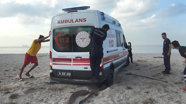 Avcılar'da sahilde kuma saplanan ambulansı itfaiye ekipleri güçlükle kurtardı