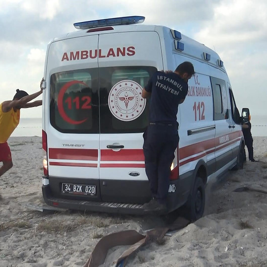 Avcılarda sahilde kuma saplanan ambulansı itfaiye ekipleri güçlükle kurtardı