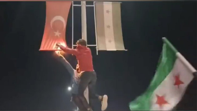 Muhalif olduğu öne sürülen kişiler Azez kentinde Türk bayrağını ateşe verdi.