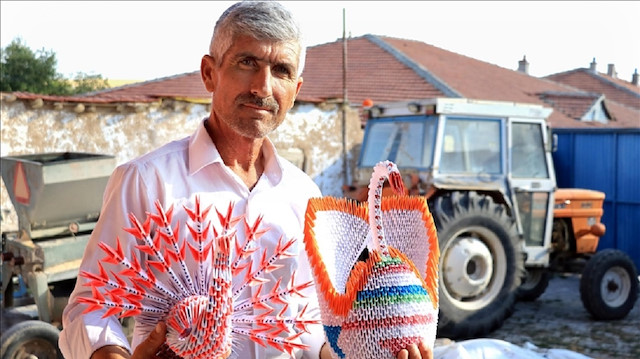 مزارع تركي يبعث الحياة في الورق بفن "الأوريغامي"