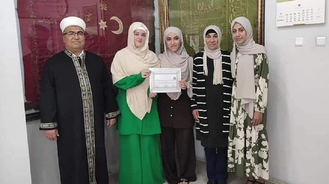 فتاة بلجيكية تشهر إسلامها في تركيا