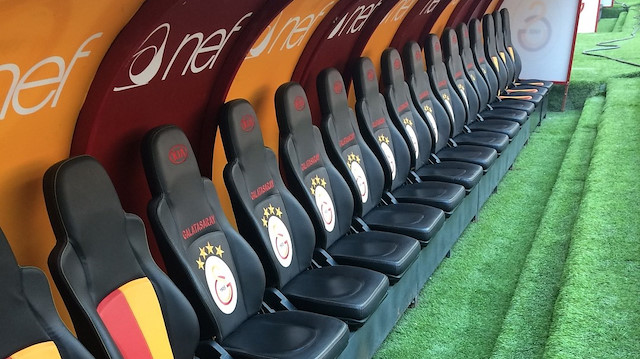 Galatasaray futbolcuların yedek kulübesine televizyon koydurdu