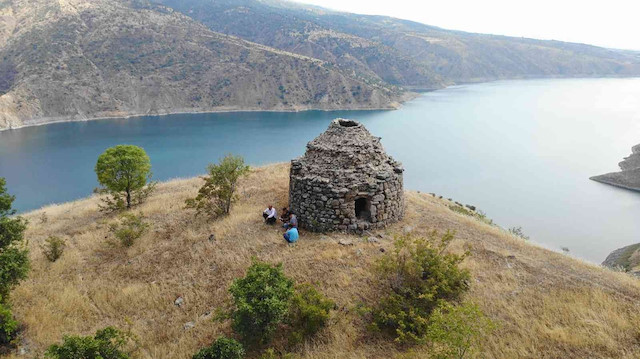 800 yıllık tarihi kümbet.