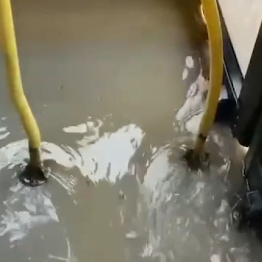 Sağanak yağış nedeniyle İETT otobüsünü su bastı