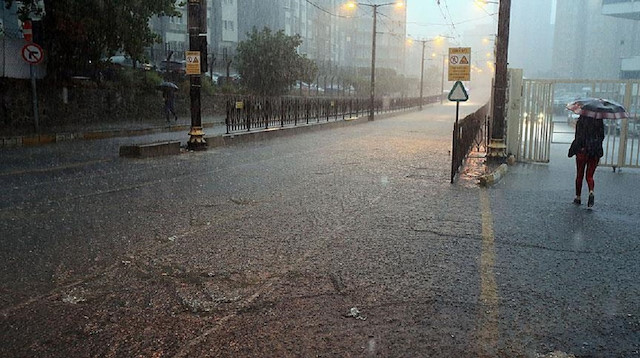 أمطار غزيرة تؤثر سلبا على الحياة في إسطنبول