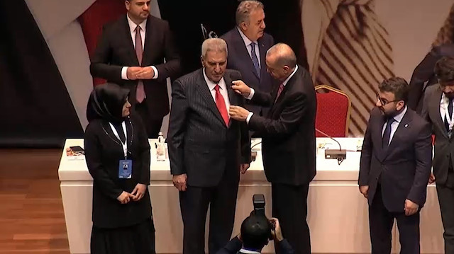 Cumhurbaşkanı Erdoğan, AK Parti'ye katılan Beşiri Belediye Başkanı Sait Karabulut​’a rozet taktı.