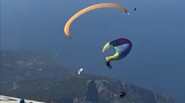 Fethiye'de yamaç paraşütçüleri havada çarpıştı