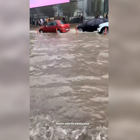 Ankaralı gencin göle dönen yollara yorumu: Ankarada deniz yok diyenlere gelsin bildiğin yüzüyoruz