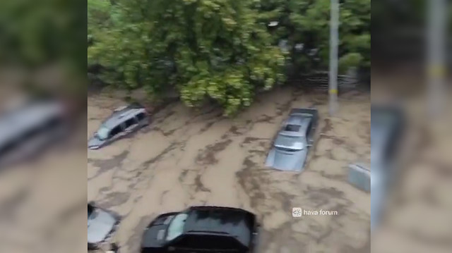 Mudanya'da sel: Araçlar sular altında kaldı