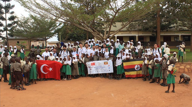 ​
Türk gönüllü öğrenciler Uganda'da yardım faaliyetlerinde bulundu​