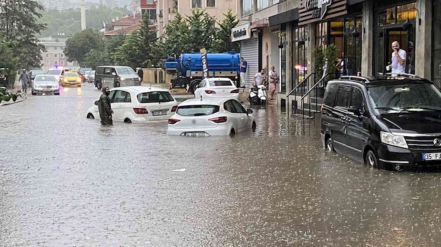 İstanbul'da sağanak yağış nedeniyle çok sayıda araç yollarda mahsur kaldı.