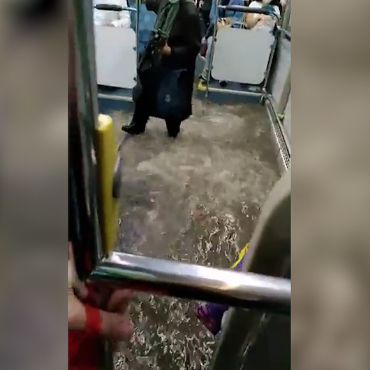 İstanbuldaki yağışta İETT otobüslerini de su bastı