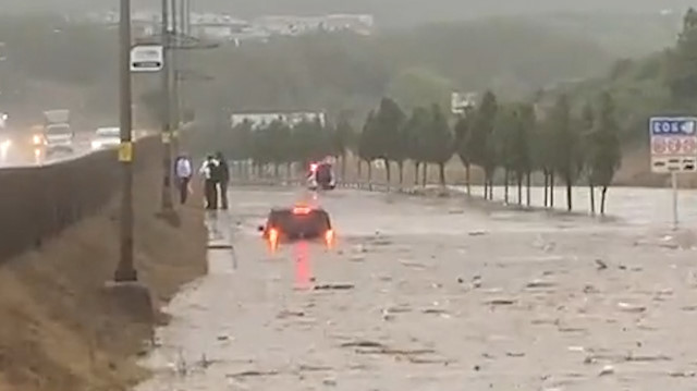İstanbul'u sağanak vurdu: Şile'de bir araç suya gömüldü