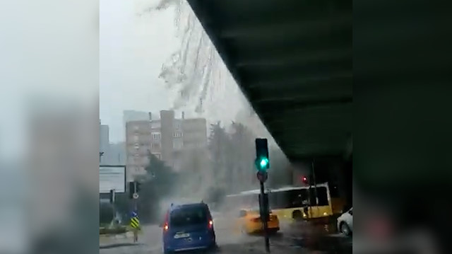 İstanbul sele teslim: Mecidiyeköy ve Levent'te yollar sular altında