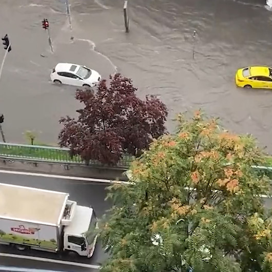 İstanbulda yollar göle döndü: Sel suları önüne kattığını götürüyor