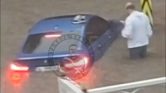 Baltalimanı'nda sürücü suya gömülen aracın içinde mahsur kaldı
