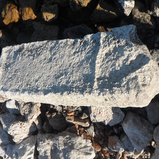 Eğirdir Gölü’nde su çekilince tarihi mezar ortaya çıktı