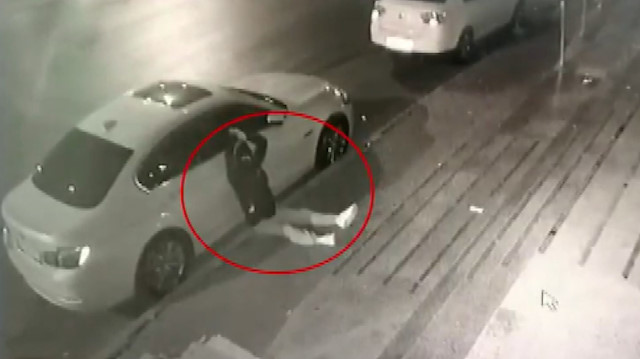 Lüks otomobilin hayalet göstergesini saniyeler içinde çaldı