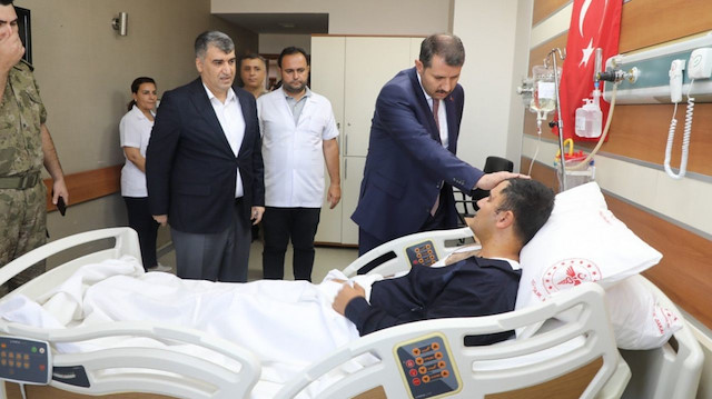 Vali Ayhan yaralı askerleri hastanede ziyaret etti.