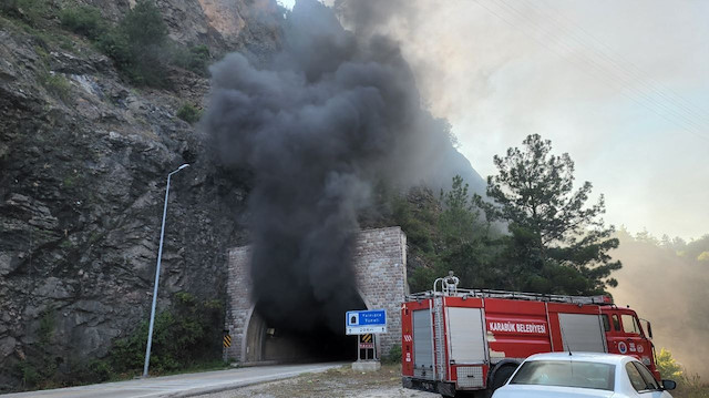 ​Karabük'te tünelde feci kaza: Duvara çarpıp devrilen tanker alev alev yandı.