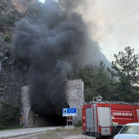 Karabük'te tünelde feci kaza: Duvara çarpıp devrilen tanker alev alev yandı