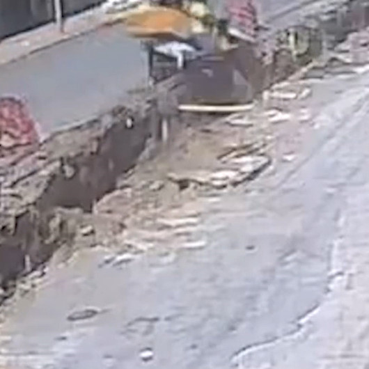 Bodrumda motosikletli kuryenin yolda açılan kanala düşmesi kameraya yansıdı