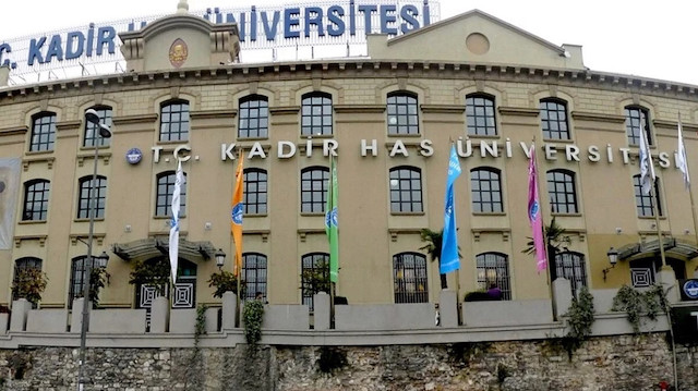 Namaz kılmak için okul çevresindeki camilere gitmek zorunda kalan Kadir Has Üniversitesi öğrencilerinden mescit talebi: Üniversite yönetiminden açıklama geldi