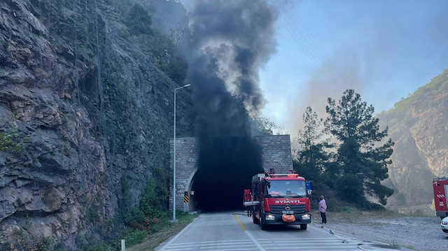 Çift yönlü ulaşıma kapatılan tünelde önlem alan ekiplerin çalışması sonucu yangın söndürülmüştü.