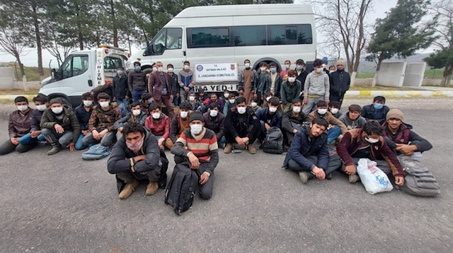 إنقاذ وضبط 102 مهاجرا غير نظامي غربي تركيا