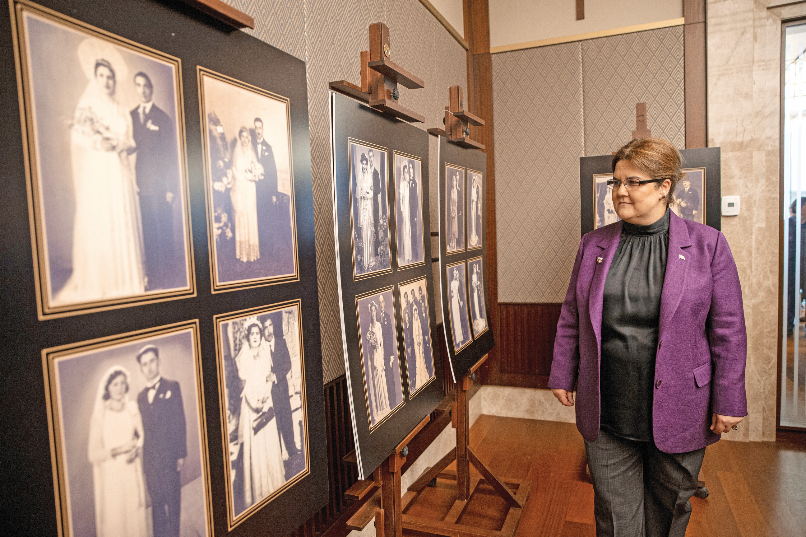 Bakan Yanık, “Aile Fotoğrafları Sergisi”ni gezerken