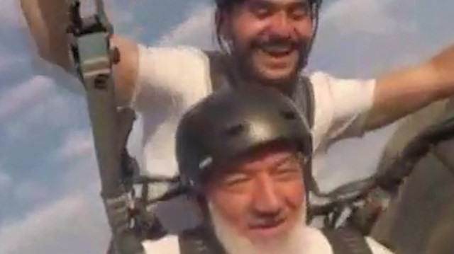 Paraşütle uçan dede 'Allahu Ekber' sesiyle göğü inletti