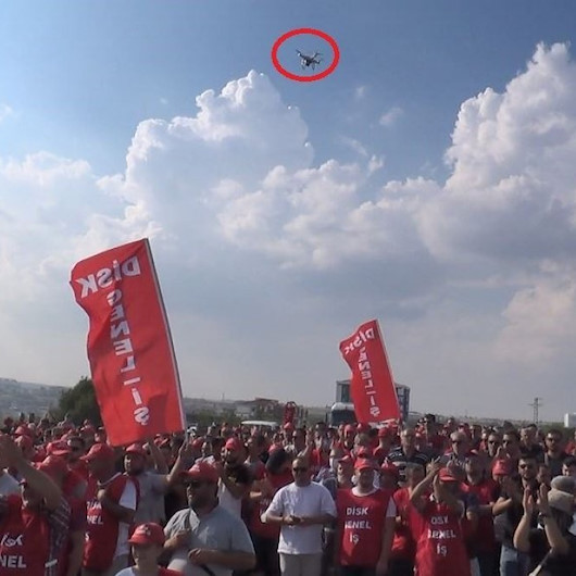 Tekirdağda maaş eylemi yapan belediye işçileri, gizli çekim yapan droneu yuhaladı
