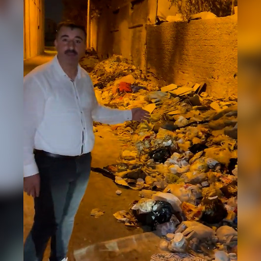 CHPli Konak Belediyesi ilçenin çöplerini mahallenin ortasına boşalttı