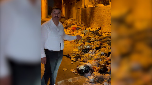 CHP'li Konak Belediyesi ilçenin çöplerini mahallenin ortasına boşalttı