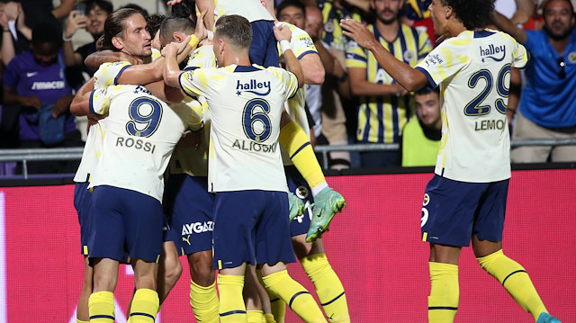 Fenerbahçeli futbolcuların gol sevinci.