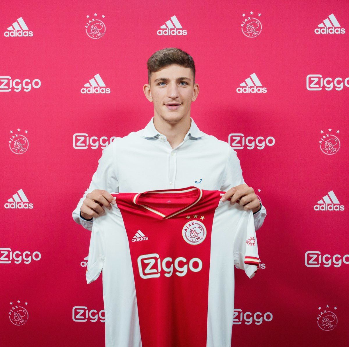 Ahmetcan Kaplan, sözleşme sonrası Ajax formasıyla poz verdi.