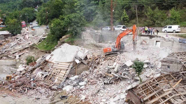 Karabük'ün Yenice ilçesinde 26 Haziran'da etkili olan selin hasar verdiği 12 binanın yıkımı tamamlandı