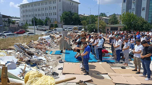 Mahmut Doğan isimli vatandaş, “İki haftadır buradayız sıcakta namaz kılıyoruz. Bir şey diyemem adamın malı o da haklı biz de haklıyız” diye konuştu.