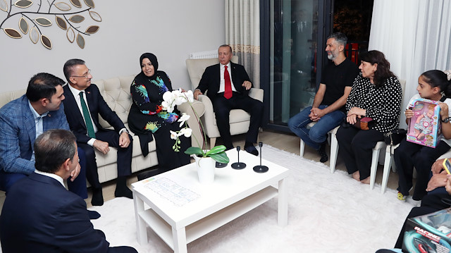 Cumhurbaşkanı Erdoğan Esenler'de bir ailenin evine konuk oldu.
