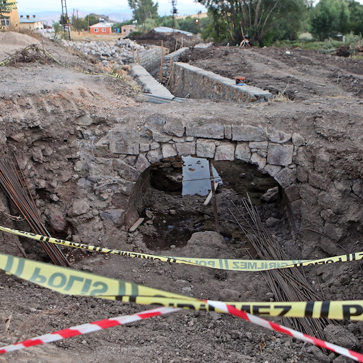 Tunceli'de tarihi köprü ortaya çıktı dere ıslah çalışması durduruldu