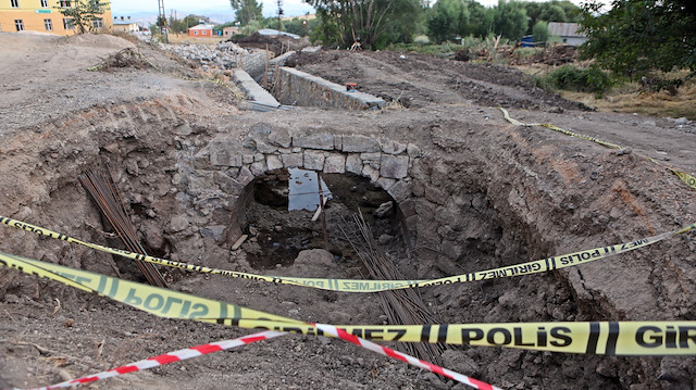 Kazılar sırasında Osmanlı dönemine ait olduğu düşünülen kemer köprü bulundu.