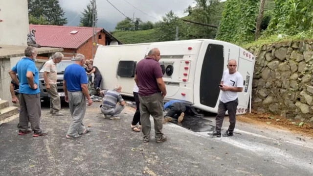 Rize'de tur otobüsü devrildi.