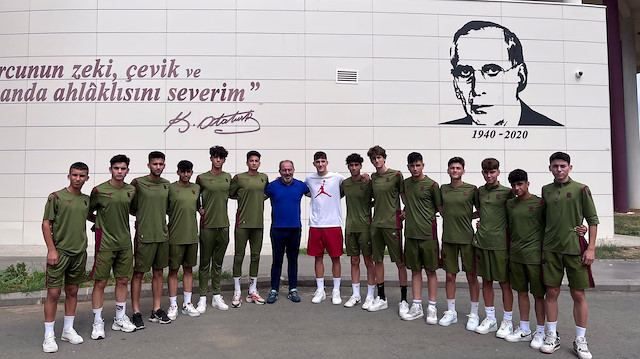 Ajax'a transfer olan Ahmetcan Kaplan altyapıdaki futbolcularla vedalaştı