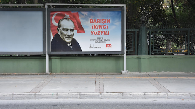 İzmir'de 9 Eylül afişleri tartışma oluşturdu.