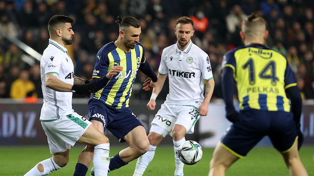 Serdar Dursun'un Konyaspor maçındaki ikili mücadelesi.