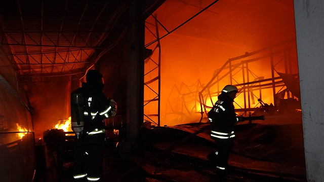 Samsun'da gıda ve kozmetik fabrikasında yangın.