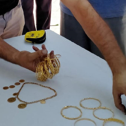 İş yeri satın alan esnaf temizlik yaparken bir kilo altın buldu sahibine teslim etti
