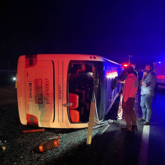 Denizli'nin Pamukkale ilçesinde yolcu otobüsü devrildi
